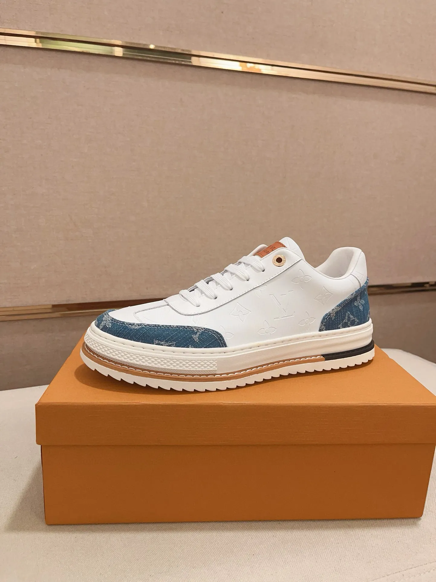 Men's shoes💰 400💰Louis Vuitton (Louis Vuitton/LV) top 🔍🔍 new models are on sale at the same time, the upper 🇮🇹 imported first-layer cowhide from Italy, fully imported sheepskin lining 💪💪, completely 1⃣️ to 1 ⃣️Re-engraved🇮🇹💪💪, ⚠Sole: The original sole is specially provided by the original factory, the exclusive movable molded sole is super comfortable, ⚠The original factory follows the order, 🔍🔍high quality, you can enter and exit the counter at will, welcome to compare⚠. Code number: 38-44. Can be customized for 45 non-refundable!